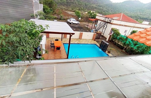 Lonavala House | 4000 m² Bungalow ∙ 2 bedrooms ∙ 6 guests