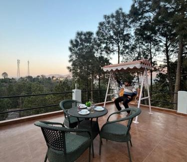 Dharampur House | 4BR cozy villa kasauli garden bone fire open terrace jhula by the north edge
