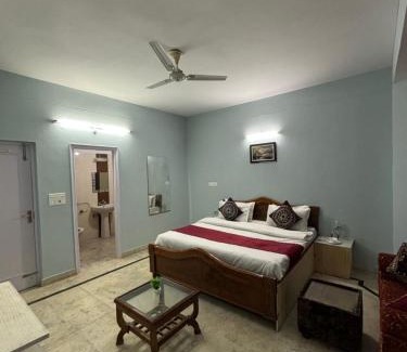 Dharampur House | 4BR cozy villa kasauli garden bone fire open terrace jhula by the north edge