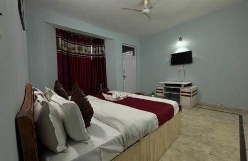 Dharampur House | 4BR cozy villa kasauli garden bone fire open terrace jhula by the north edge