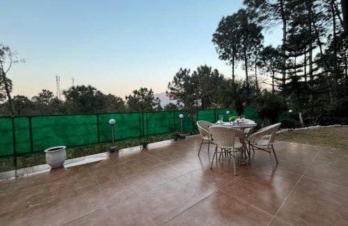 Dharampur House | 4BR cozy villa kasauli garden bone fire open terrace jhula by the north edge