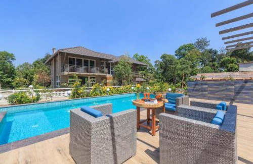 Virajpet Villa | 5BR Coffee & Mist Luxury Villa-High Speed Wifi- Comp Breakfast, Pvt Pool, and Coffee Estate