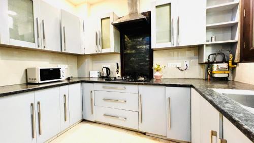 Greater Kailash Apartment | BluO 2BHK - M Block Mkt - Lift , Balcony , Parking