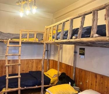 Banjar Hostel | Eleven 11 cafe and stay