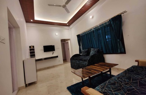 The Mall Road Villa | Gufa Cottage