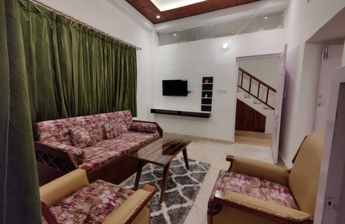 The Mall Road Villa | Gufa Cottage