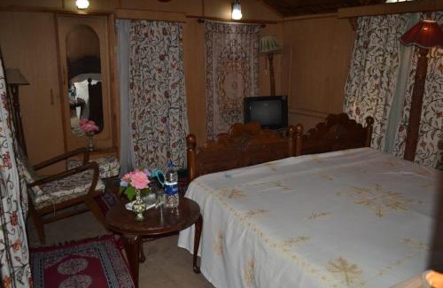 Nagin Bagh Boat Rental | Houseboat Young Kabul
