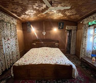 Nagin Bagh Boat Rental | Houseboat Young Kabul