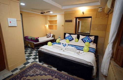 Amar Sagar Pol House | Motel ∙ 8 guests