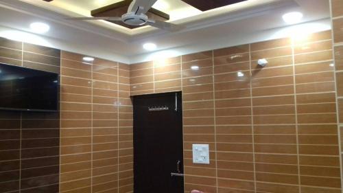 Lajpat Nagar Apartment | Posh, Nice Foreigner Area Lajpat Ngar Luxury Room