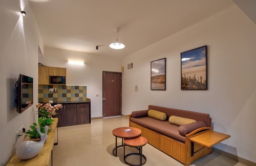 Vagator Apartment | Stylish 1BHK Vagator, Glass Wall