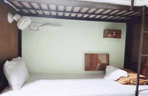 Santacruz Hostel | Vakola Dormitory AC Beds