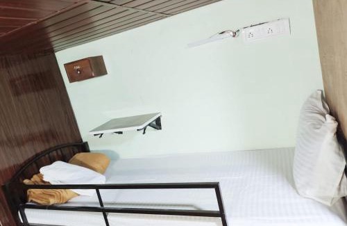 Santacruz Hostel | Vakola Dormitory AC Beds