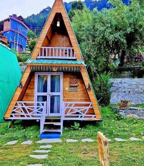 New Manali Ski Chalet | Wooden huts nr mall road for 4 person