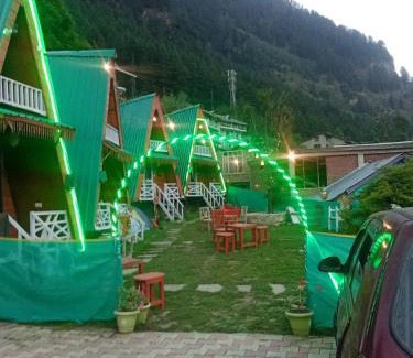 New Manali Ski Chalet | Wooden huts nr mall road for 4 person