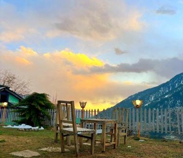 New Manali Ski Chalet | Wooden huts nr mall road for 4 person