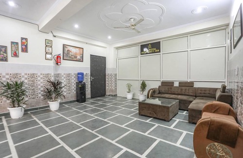 Janakpuri Hotel | 16 m² Hotel ∙ 2 guests