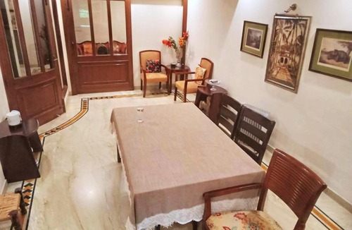 Nehru Place Apartment | 2 Bed Apartment Sleeps 4 with Parking New Delhi