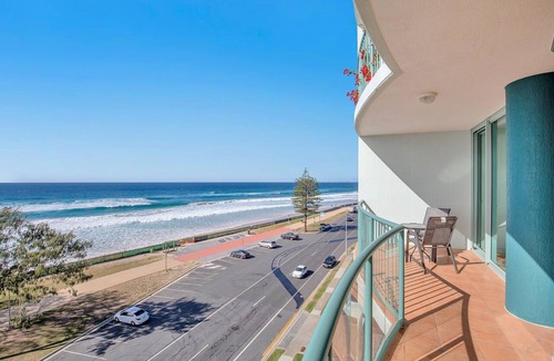 Main Beach Apartment | 2 Bedroom Ocean View Apartment