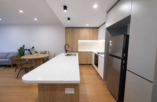 West End Apartment | 2BR Aprt West End Hideaway | City Views and Carpark