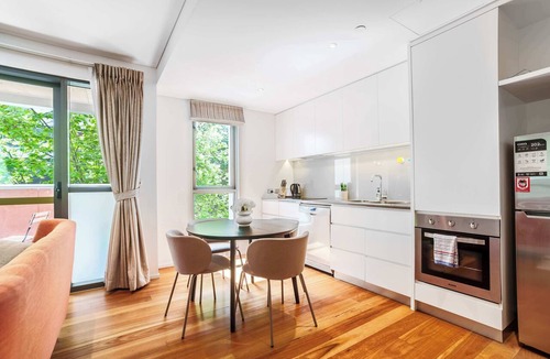 Docklands Apartment | 2BR Apt in Docklands WiFi City walk Water nearby