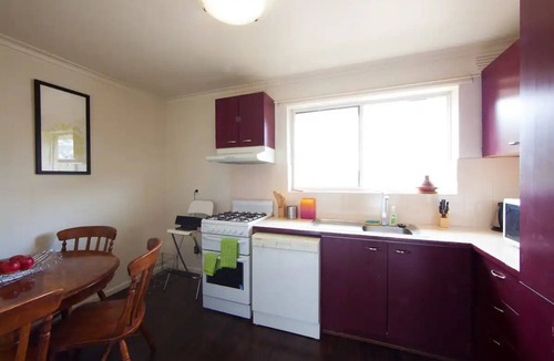 Ripponlea Apartment | 2br, Safe, Locked Parking & Close to Transport