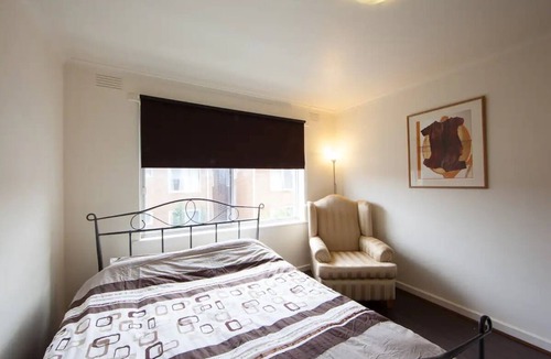 Ripponlea Apartment | 2br, Safe, Locked Parking & Close to Transport