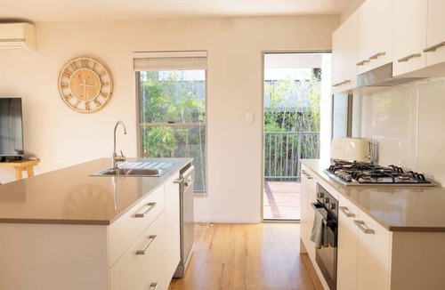 Sunrise Beach House | 31 Orealla: Heated Spa, Pet Friendly, 5 Beds, AC