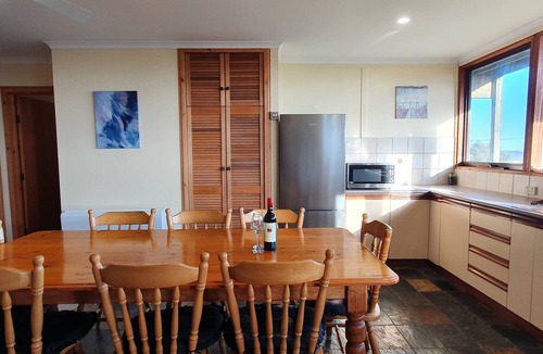 Middleton House | 3BR Beach House Sleeps 8 – Fire Pit, Ocean Views, 250m to Sand | Ideal for Extended Stays