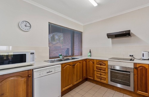 Encounter Bay Apartment | 3BR Beachfront Apt 'By the Sea' – Ocean Views, Near The Bluff | Ideal for Extended Staysff |