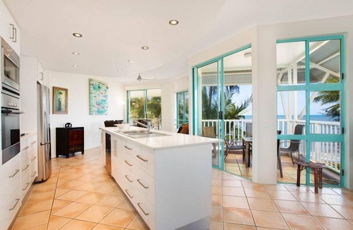 Trinity Beach Apartment | 3BR Waterfront "The Beach Shack" - WIFI