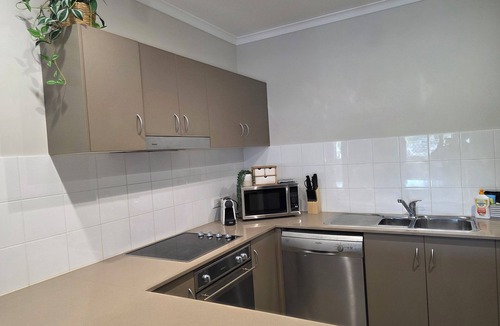 Cairns North Apartment | 3brm luxury apartment-cairns city-esplanade-coffee machine-2 pools-table tennis