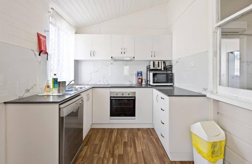 Mackay House | 4-Bed QLDer: Deck+TV, 100m to Water Park & Caneland, 3 Car Parks. Sleeps 11