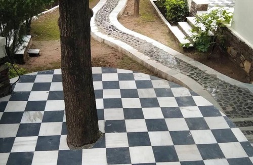 Bedla Apartment | 4-bedroom apartment in lovely Ghasiyar with AC comfort