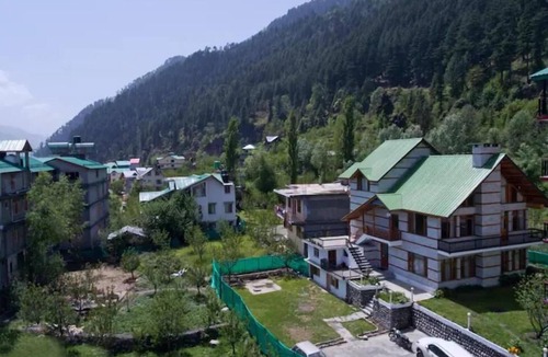 Manali Villa | 4 BHK CEDAR VILLA-Bonfire-BBQ-Garden-Kitchennn