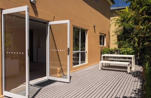 East Launceston House | 4 mins to CBD! Modern 3 Bedroom Townhouse Garage + Walk to Cafés + Workspace