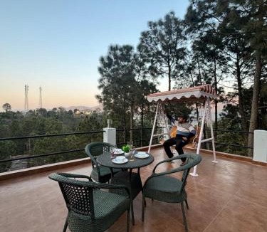 Dharampur House | 4BR cozy villa kasauli garden bone fire open terrace jhula by the north edge
