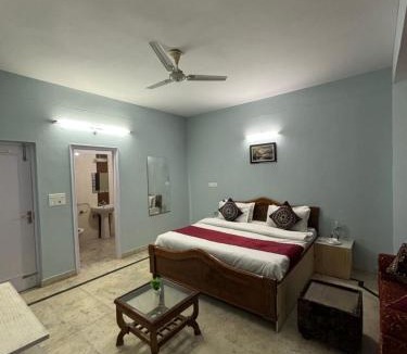 Dharampur House | 4BR cozy villa kasauli garden bone fire open terrace jhula by the north edge