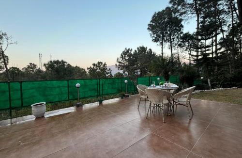 Dharampur House | 4BR cozy villa kasauli garden bone fire open terrace jhula by the north edge