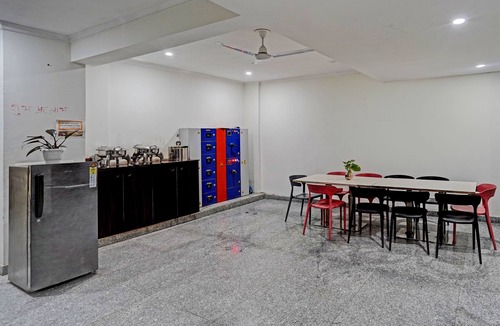 Gurugram Apartment | 5 minutes to the medanta hospital and 10 minutes from Millennium city center