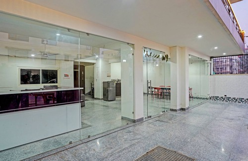 Gurugram Apartment | 5 minutes to the medanta hospital and 10 minutes from Millennium city center
