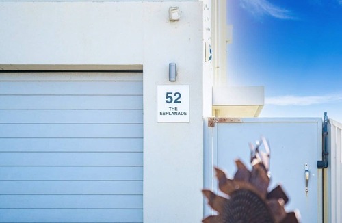 Middleton House | 52 Esplanade - Luxury - Seafront - Wi-Fi