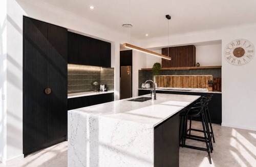 Rochedale House | 5BR Executive Retreat in Rochedale | Perfect for families