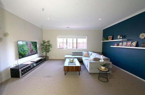 Pakenham House | 6 Bedrooms Contemporary Big House at Pakenhem