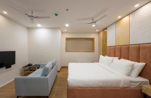 Kuppaayil Hotel | 7 Apple Hotel-Walkable distance to Guruvayoor temple