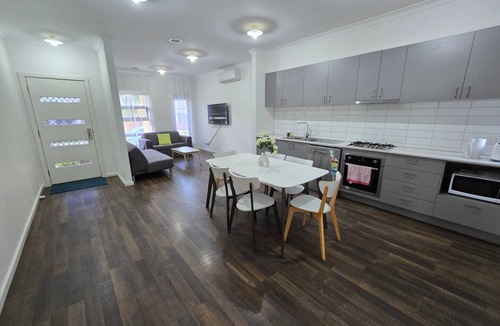Pakenham House | 7 Serenity Home 3-bedroom house with WiFi and AC in peaceful Pakenham