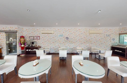Pitampura Hotel | 97 m² Hotel ∙ 2 guests