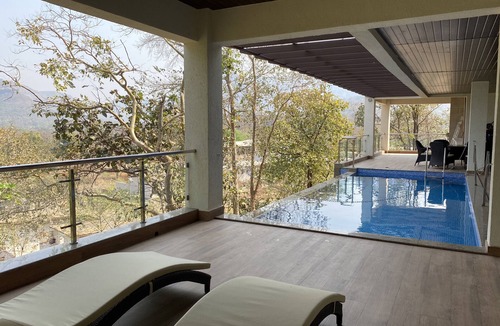 Lonavala Villa | A 4 BHK VILLA WITH A PRIVATE INFINITY POOL SURROUDED BY SERENE HILLS