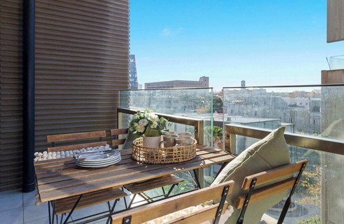 Carlton South Apartment | A Chic 2BR Apt Near Melbourne Uni, FREE Parking
