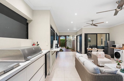 Caravonica House | A private, beautiful sanctuary next to the forest，15min away from the Airport.